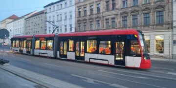 Neue rot-weiße Straßenbahn von Cottbusverkehr in einer Cottbuser Straße