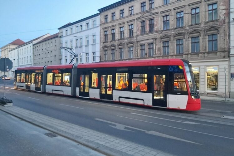 Neue rot-weiße Straßenbahn von Cottbusverkehr in einer Cottbuser Straße