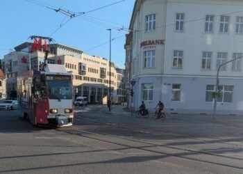 Straßenbahn von Cottbusverkehr an einer Kreuzung in der Cottbuser Innenstadt
