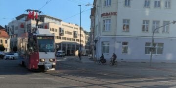 Straßenbahn von Cottbusverkehr an einer Kreuzung in der Cottbuser Innenstadt