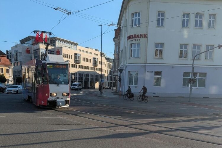 Straßenbahn von Cottbusverkehr an einer Kreuzung in der Cottbuser Innenstadt