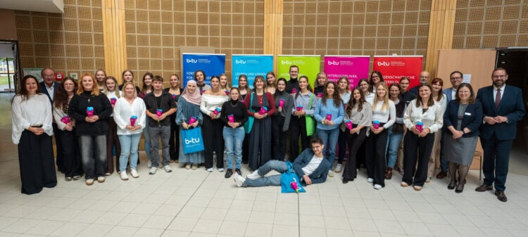 Gruppenfoto der Studierenden und Lehrenden mit Ministerin Schüle und Minister Hoffmann anlässlich der Festveranstaltung zum Auftakt des Dualen Masterstudiengangs Lehramt Primarstufe (Foto: BTU, Ralf Schuster)