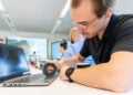 Wissen zum Anfassen: Im chesco-Workshop lernen Beschäftigte regionaler Unternehmen den Umgang mit additiven Fertigungsverfahren. taf II macht daraus ein zertifiziertes Weiterbildungsangebot. Foto: BTU, Sascha Thor
