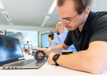 Wissen zum Anfassen: Im chesco-Workshop lernen Beschäftigte regionaler Unternehmen den Umgang mit additiven Fertigungsverfahren. taf II macht daraus ein zertifiziertes Weiterbildungsangebot. Foto: BTU, Sascha Thor