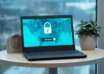 Laptop mit Schloss-Symbol und dem Hinweis Secured auf dem Bildschirm