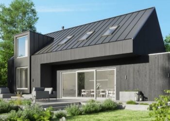 Modernes Einfamilienhaus mit dunkler Holzfassade, Dachfenstern und großer Schiebetür zur Terrasse
