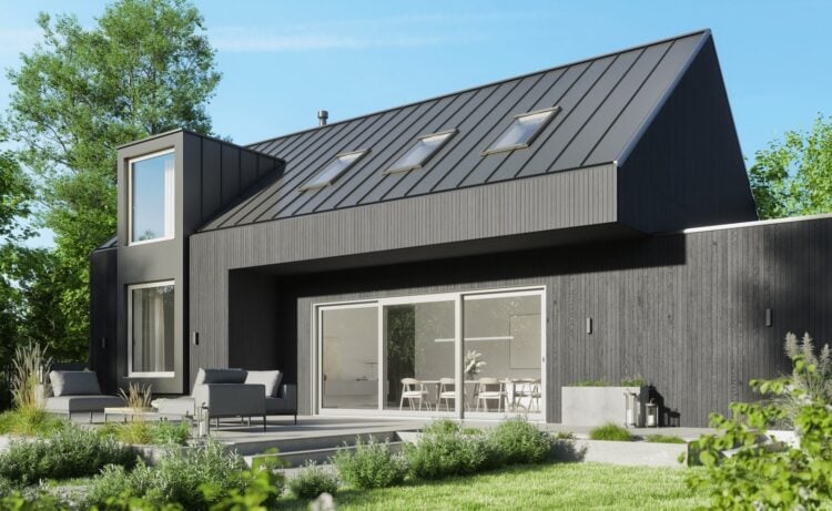 Modernes Einfamilienhaus mit dunkler Holzfassade, Dachfenstern und großer Schiebetür zur Terrasse