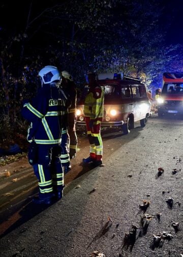 Einsatzkräfte auf der gesperrten Kleinen Bohrauer Straße