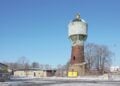 Wassergebühren Elsterwerda: historischer Wasserturm aus Backstein in der Weststraße unter blauem Himmel