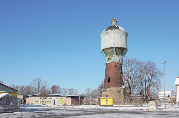 Wassergebühren Elsterwerda: historischer Wasserturm aus Backstein in der Weststraße unter blauem Himmel