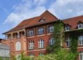 Krankenhaus Luckau: historisches Backsteingebäude des Evangelischen Krankenhauses mit begrünter Fassade