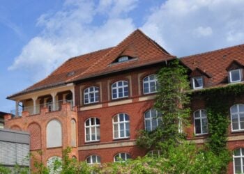 Krankenhaus Luckau: historisches Backsteingebäude des Evangelischen Krankenhauses mit begrünter Fassade