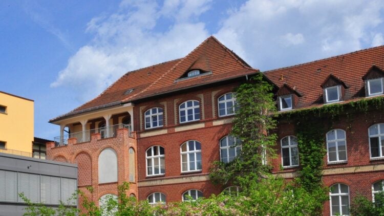 Krankenhaus Luckau: historisches Backsteingebäude des Evangelischen Krankenhauses mit begrünter Fassade