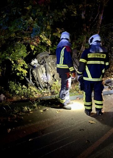 Feuerwehrleute an der Unfallstelle in Bohrau