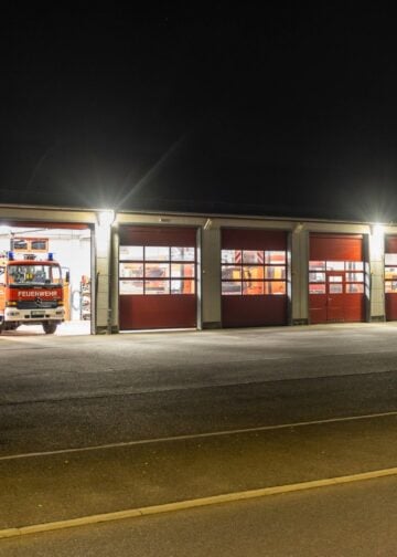 Feuerwehrgerätehaus in Lauchhammer bei Nacht