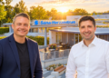 Wechsel in der Geschäftsführung des Sana-Herzzentrum Cottbus: Markus Lehnigk (r.) übernimmt die Geschäftsführung der Cottbuser Spezialklinik von Marc Bernstädt (l.), der als neuer Regionalgeschäftsführer ab sofort die strategische Gesamtverantwortung für insgesamt 12 Krankenhausstandorte in den Versorgungsclustern Brandenburg Süd und Sachsen trägt. (Bild: SHC / Steffen Rasche)