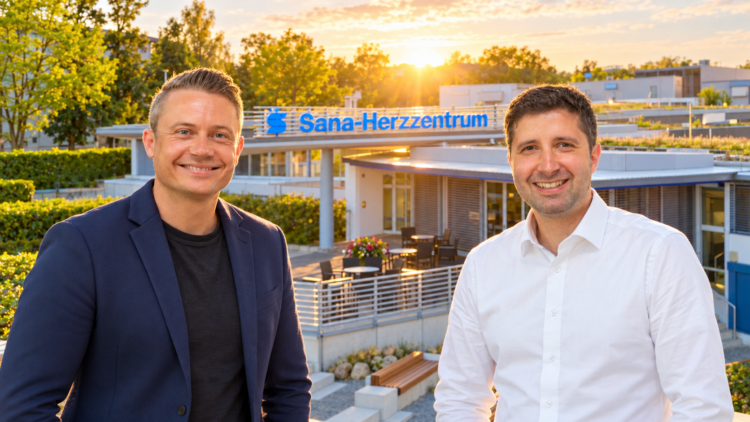Wechsel in der Geschäftsführung des Sana-Herzzentrum Cottbus: Markus Lehnigk (r.) übernimmt die Geschäftsführung der Cottbuser Spezialklinik von Marc Bernstädt (l.), der als neuer Regionalgeschäftsführer ab sofort die strategische Gesamtverantwortung für insgesamt 12 Krankenhausstandorte in den Versorgungsclustern Brandenburg Süd und Sachsen trägt. (Bild: SHC / Steffen Rasche)