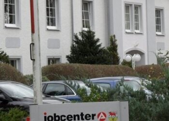 Gebäude des Jobcenters Oberspreewald-Lausitz in Lauchhammer mit Jobcenter-Schild