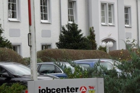 Gebäude des Jobcenters Oberspreewald-Lausitz in Lauchhammer mit Jobcenter-Schild