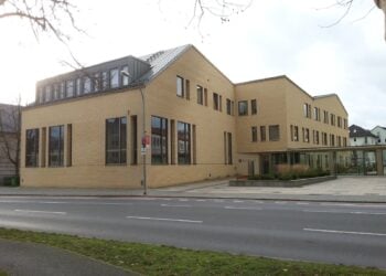 Schulessen Thema in Königs Wusterhausen: Rathausgebäude aus gelbem Klinker an der Schlossstraße