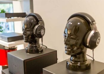 Zwei hochwertige Kopfhörer auf Büsten in einem HiFi-Showroom