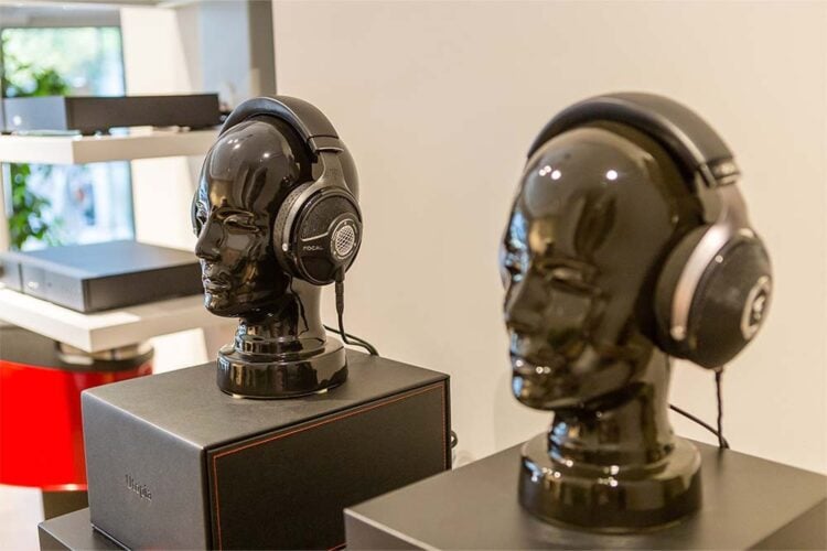 Zwei hochwertige Kopfhörer auf Büsten in einem HiFi-Showroom