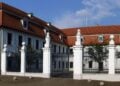 Kreistag Dahme-Spreewald: barockes Gebäude des Landratsamts in Lübben mit weißer Fassade und Ziegeldach