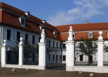 Kreistag Dahme-Spreewald: barockes Gebäude des Landratsamts in Lübben mit weißer Fassade und Ziegeldach