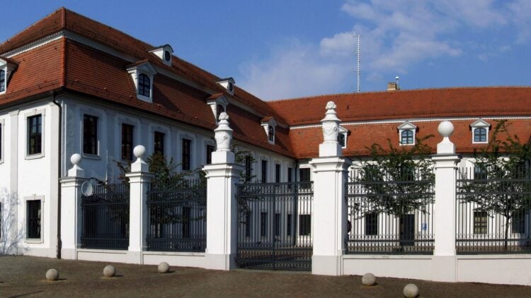 Kreistag Dahme-Spreewald: barockes Gebäude des Landratsamts in Lübben mit weißer Fassade und Ziegeldach