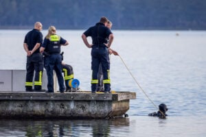Taucher bergen leblose Person aus Senftenberger See