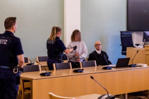 Prozess in Cottbus gestartet: 22-Jährige soll 21 Autos angezündet haben