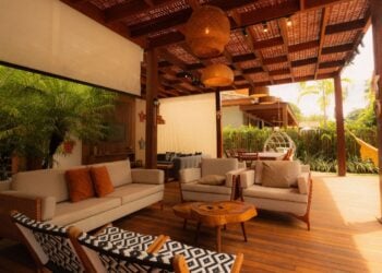 Lounge-Sitzbereich mit Sofas auf einer Holzterrasse unter einer Pergola aus Holz