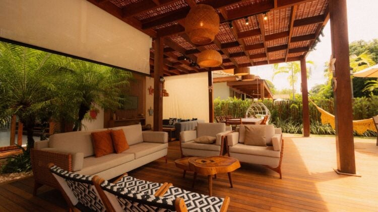 Lounge-Sitzbereich mit Sofas auf einer Holzterrasse unter einer Pergola aus Holz