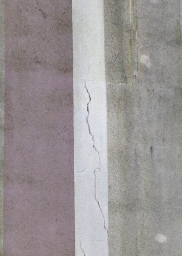 Fingerbreiter Riss in der Fassade eines Wohnhauses in Lauchhammer