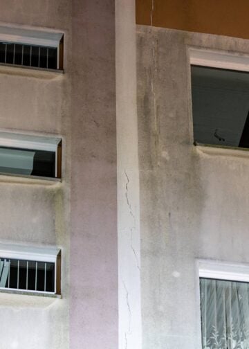 Risse an der Hauswand des geräumten Gebäudes in Lauchhammer