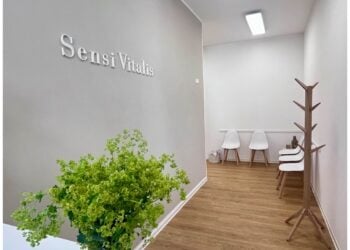 Empfangsbereich der Praxis Sensi Vitalis in Cottbus mit Schriftzug