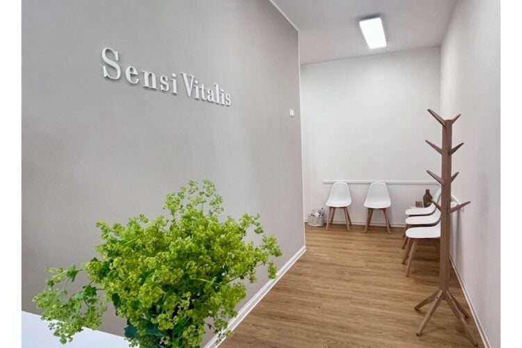 Empfangsbereich der Praxis Sensi Vitalis in Cottbus mit Schriftzug