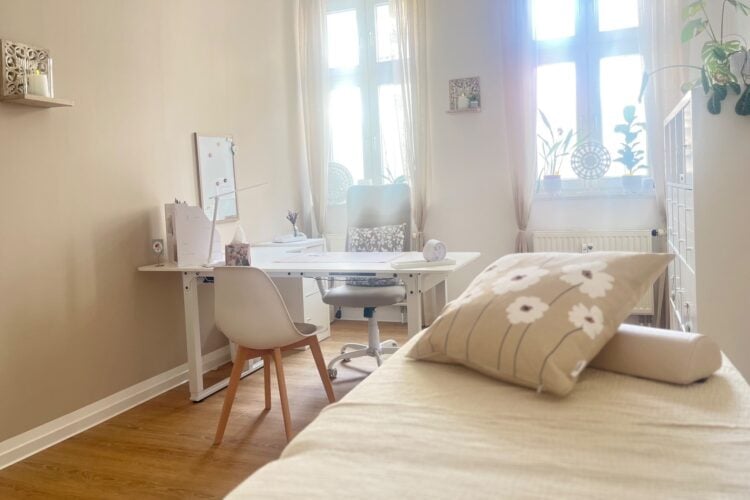 Heller Therapieraum der Praxis Sensi Vitalis in Cottbus