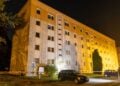 Abgesperrtes Mehrfamilienhaus in der Weinbergstraße in Lauchhammer bei Nacht
