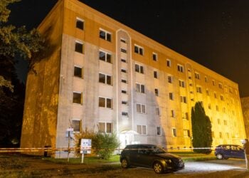 Abgesperrtes Mehrfamilienhaus in der Weinbergstraße in Lauchhammer bei Nacht