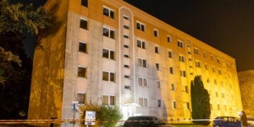 Abgesperrtes Mehrfamilienhaus in der Weinbergstraße in Lauchhammer bei Nacht