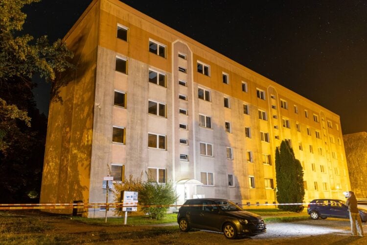 Abgesperrtes Mehrfamilienhaus in der Weinbergstraße in Lauchhammer bei Nacht