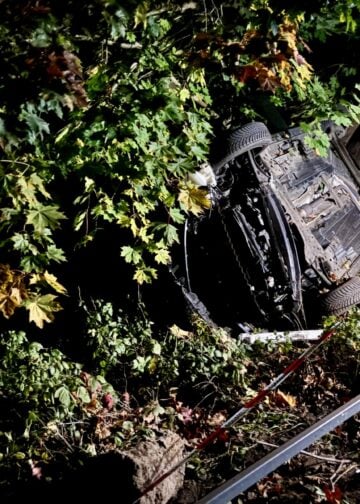 Unfallwagen im Gebüsch neben der Straße in Bohrau