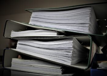 Gestapelte Aktenordner voller Unterlagen