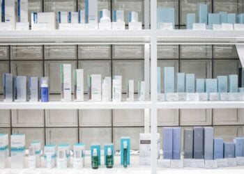 Sauber sortierte Pflegeprodukte auf hellen Regalen in einem modernen Geschäft