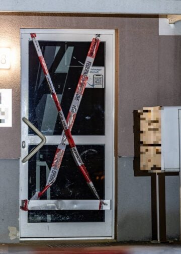 Versiegelte Haustür des geräumten Wohnhauses in Lauchhammer