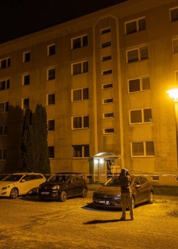 Das geräumte Wohnhaus in der Weinbergstraße in Lauchhammer bei Nacht